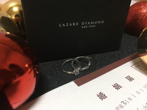 【ラザール ダイヤモンド(LAZARE DIAMOND)の口コミ】 嫁の指輪はハーフエタニティーで半周ダイヤが敷き詰められており、甲側は…