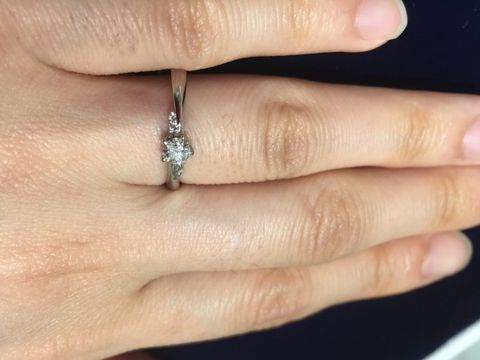 【festaria bijou SOPHIA(フェスタリア ビジュソフィア)の口コミ】 真ん中のダイヤモンドを引き立たせる流れ星をイメージしたサイドのダイヤ…