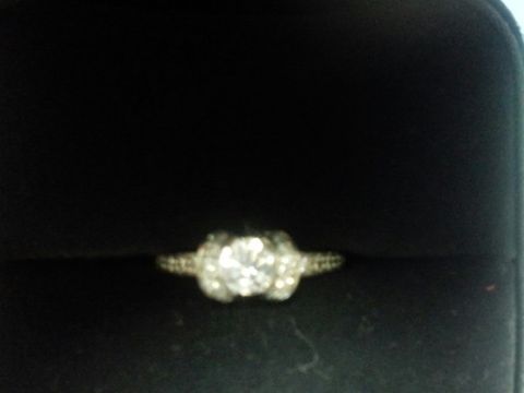 【ティファニー(Tiffany & Co.)の口コミ】 ダイヤの大きさも大きくて、周りにもダイヤがついていることで非常に高級…