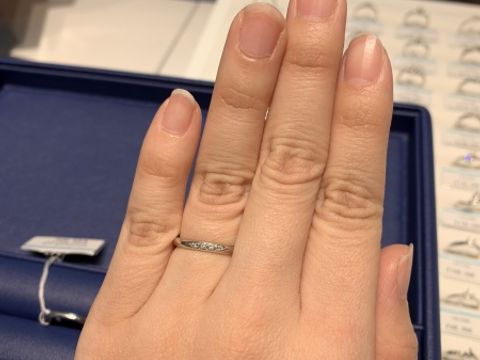 【銀座ダイヤモンドシライシの口コミ】 一目惚れしました。ダイヤが中央からグラデーションになっていて、派手過…