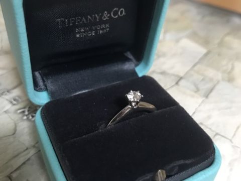 【ティファニー(Tiffany & Co.)の口コミ】 あこがれのティファニーの定番のかたちだったので、これに決めました。ダ…