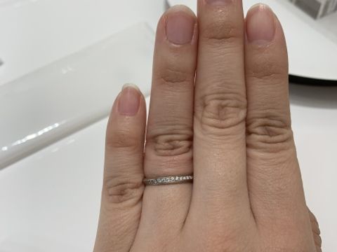 【4℃ BRIDAL(ヨンドシーブライダル)の口コミ】 綺麗に流れるようにダイヤがついており、指をとても綺麗に見せてくれます…
