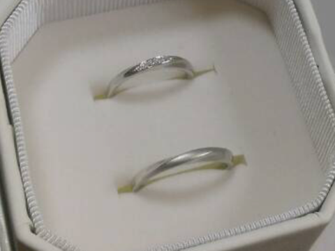 【4℃ BRIDAL(ヨンドシーブライダル)の口コミ】 婚約指輪とセットで付けた時に違和感が無かったことと、少しアームがS字に…