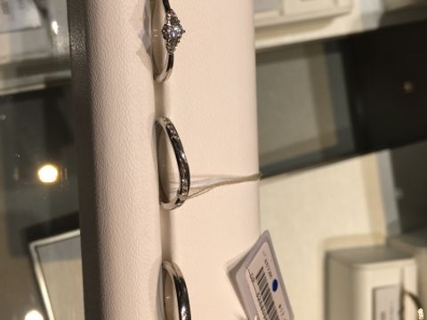 【アイプリモ(I-PRIMO)の口コミ】 貰っていた婚約指輪で重ね付けできる結婚指輪を探していました。婚約指輪…