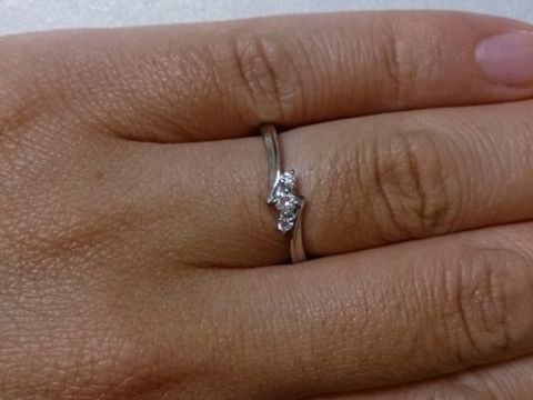 【4℃ BRIDAL(ヨンドシーブライダル)の口コミ】 この指輪を買った決め手は、値段も予算内だったこと、指輪のデザインも好…
