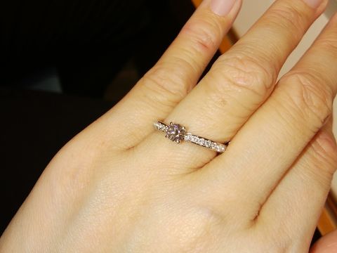 【銀座ダイヤモンドシライシの口コミ】 センターダイヤに接するアーム部分がくびれているのでセンターのダイヤが…