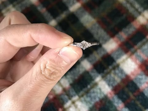 【銀座ダイヤモンドシライシの口コミ】 V字のデザインも真中に大きいダイヤ、左右に小さいダイヤっていう並びも全…