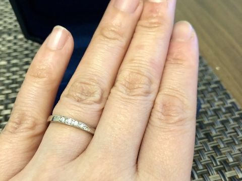 【ROYAL ASSCHER(ロイヤル・アッシャー)の口コミ】 婚約指輪と重ね付けがしたい。結婚指輪にもダイヤが欲しい。そう思ってい…