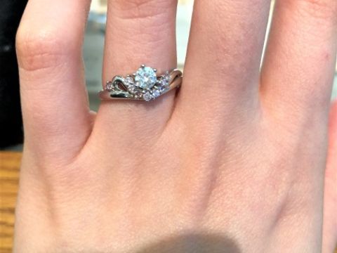 【アネリディギンザ(ANELLI DI GINZA)の口コミ】 　真ん中のダイヤを引き立たせようと囲むピンクダイヤのデザインにとても…