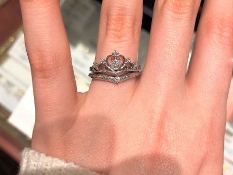 【ケイウノ ブライダル(K.UNO BRIDAL)の口コミ】 　真ん中のダイヤをハートが囲むティアラモチーフのデザインがとても可愛…