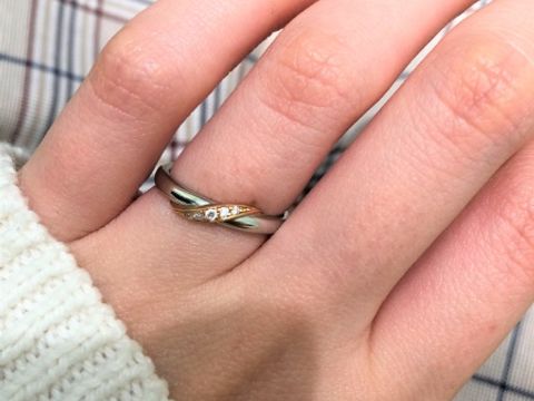 【GALA JEWELRY(ガラジュエリー)の口コミ】 　プラチナリングを彩る真ん中のゴールドのラインが美しく惹かれました。…