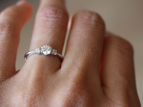 【MIKIMOTO(ミキモト)の口コミ】 リングの太さがダイアの周りにいくにつれて細くなるデザインなので、ゴテ…