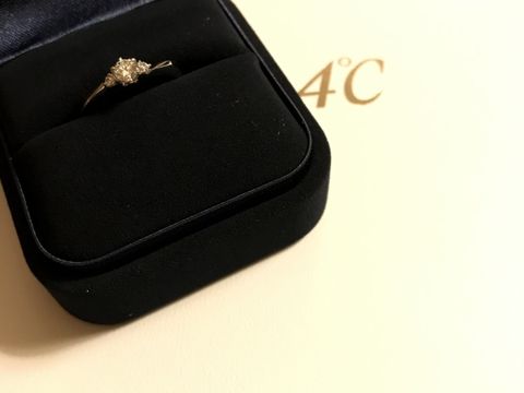 【4℃ BRIDAL(ヨンドシーブライダル)の口コミ】 ダイヤモンドの輝きがすごく良い。
ダイヤモンドは3つ着いていてバランス…