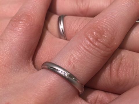 【PILOT BRIDAL(パイロットブライダル)の口コミ】 シンプルながらも、マッド加工により、斜めに入ったラインの部分の金属の…