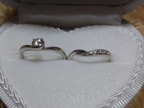 【DEAREST(ディアレスト)の口コミ】 男性の指輪と女性の指輪のデザインがよかった。Vラインで指が長く見える。…