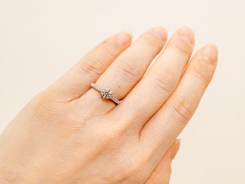 【銀座ダイヤモンドシライシの口コミ】 リング幅が太くなく、自分の指の細さにマッチしていたことと、4Cのクオリ…