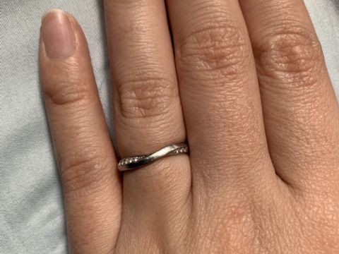 【俄(にわか)の口コミ】 シンプルで、指が綺麗に見えるデザインです。もともと指が太目なのがコン…