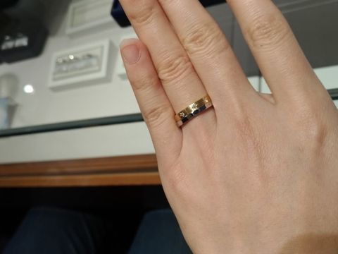 【銀座ダイヤモンドシライシの口コミ】 ゴールドに星留めのダイヤモンドが3粒と珍しいデザインに惹かれました。表…