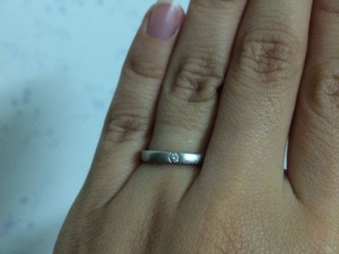 【4℃ BRIDAL(ヨンドシーブライダル)の口コミ】 私の指が短く細いので、指をきれいに長く見せてくれる指輪を選びました。…