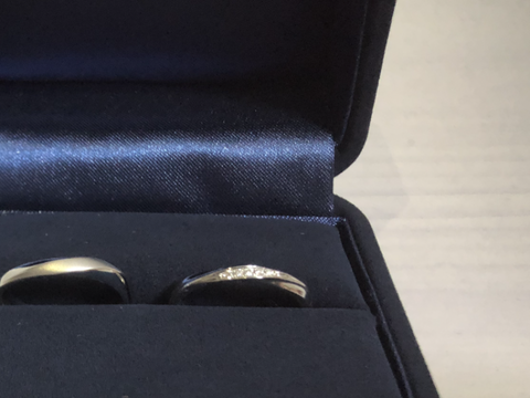 【4℃ BRIDAL(ヨンドシーブライダル)の口コミ】 指が太いのでなるべく細か見えるもの、そしてウェーブでダイヤがあまりが…