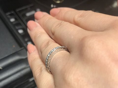 【エクセルコダイヤモンド(EXELCO DIAMOND)の口コミ】 結婚指輪のデザインの丸みだったり、カーブや、ダイヤの輝き、Vカットなど…