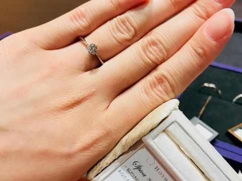 【HOSHI no SUNA 星の砂(ほしのすな)の口コミ】 定番のソリティアリングなのですが、ダイヤ脇のアームが細くなっており、…