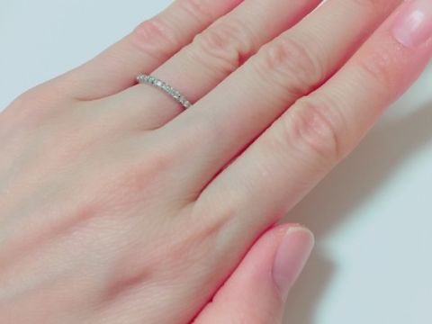 【銀座ダイヤモンドシライシの口コミ】 婚約指輪なので縦付のものととても悩んだのですが、婚約の時点で結婚式の…