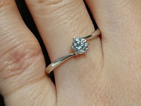 【BRILLIANCE+(ブリリアンスプラス)の口コミ】 婚約指輪のデザインはシンプルな物が多く、どこのお店にもあるデザインっ…