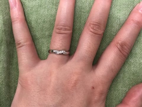 【GALA JEWELRY(ガラジュエリー)の口コミ】 1〜3石で絞っておりました。また指が4号で細いので3石でも目立ってしまう…