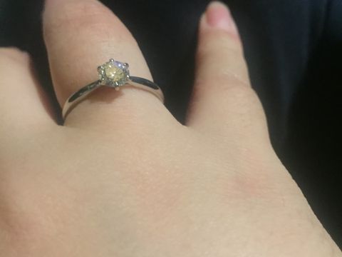 【藤塚時計店の口コミ】 輝きと、足の大きさとデザインです。輝きは、カットの仕方でどれくらい変…