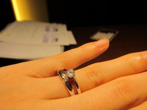 【4℃ BRIDAL(ヨンドシーブライダル)の口コミ】 シンプルでなおかつダイヤにこだわりたくて妥協したくなかったのでこの指…