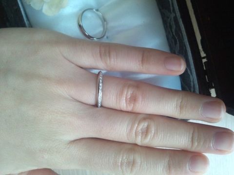 【アイプリモ(I-PRIMO)の口コミ】 女性用の指輪の方のデザインが上下で異なっており、上の方にダイヤが入っ…