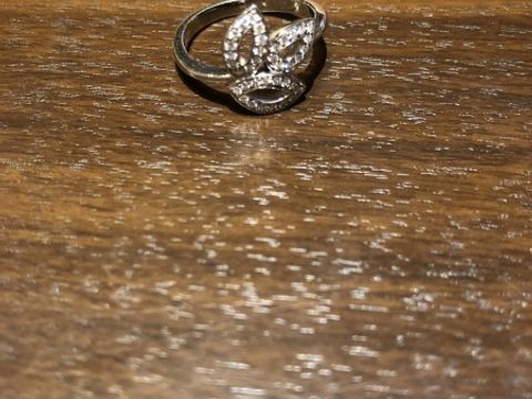 【ハリー・ウィンストン(Harry Winston)の口コミ】 王道の婚約指輪のデザインの場合、汎用性が低いと感じ、ファッションリン…