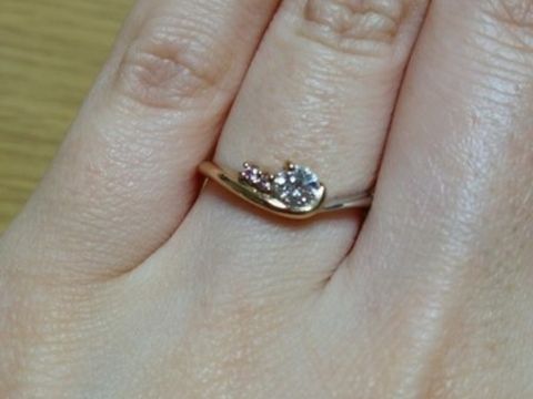 【アイプリモ(I-PRIMO)の口コミ】 ダイヤモンドの隣にピンクのメレダイヤが2粒配置されたアシンメトリーなデ…