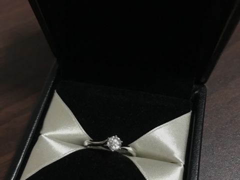 【エクセルコダイヤモンド(EXELCO DIAMOND)の口コミ】 彼がお店で決めてくれました。
ダイヤの品質がよく、
リング部分も少しウ…