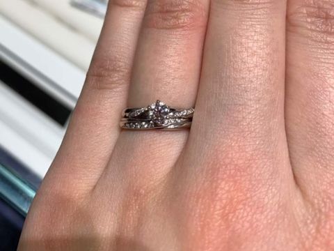 【銀座ダイヤモンドシライシの口コミ】 ダイヤとプラチナがねじれたようなデザインで、少し細目に感じました。
結…