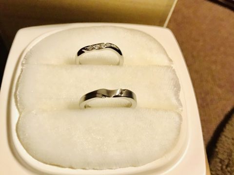 【俄(にわか)の口コミ】 デザインに一目惚れしました。
普段から、ごつめの指輪が好きなので、少し…