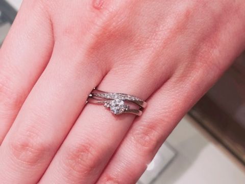 【アイプリモ(I-PRIMO)の口コミ】 ダイヤモンドがサイドまで付いており、シンプルなデザインですが、どの角…