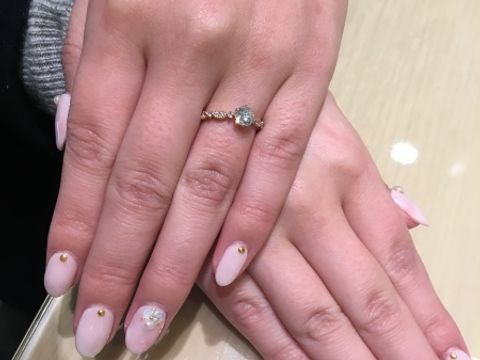【RosettE(ロゼット)の口コミ】 ダイヤが綺麗に映えるデザインで指が細く見えるものを探しており、こちら…