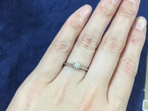 【銀座ダイヤモンドシライシの口コミ】 リングを横から見ると二人が手を取り合っているようなデザインをイメージ…