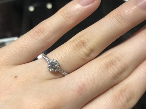 【銀座ダイヤモンドシライシの口コミ】 歳を重ねていっても映えるような婚約指輪を探していました。0.4カラット程…