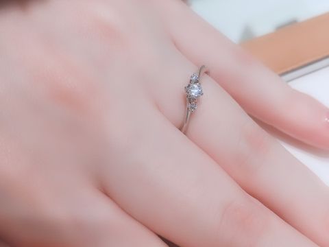 【アイプリモ(I-PRIMO)の口コミ】 好みの問題ですが、指輪の太さが細めのデザインがかわいらしいです。また…