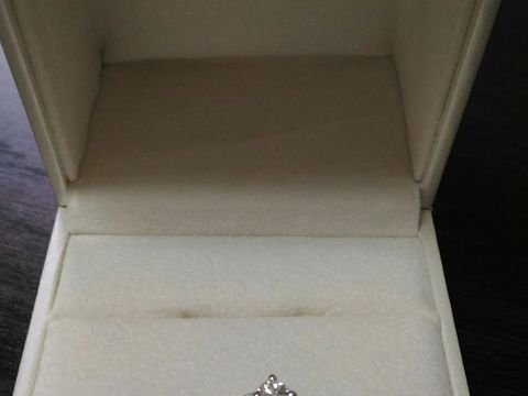 【アンジェリックフォセッテ(Angelique Fossette)の口コミ】 一粒ダイヤのシンプルなデザインを探して、何店舗か見に行きました。
シン…