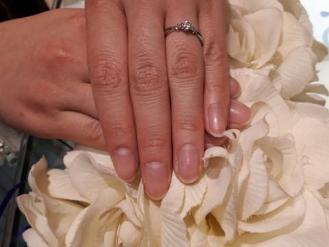 【ジュエリー東京の口コミ】 中央にメインのダイヤモンドが一つあり、両サイドに希少性の高いピンクダ…