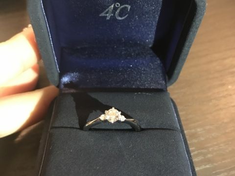 【4℃ BRIDAL(ヨンドシーブライダル)の口コミ】 センターダイアモンドだけでなく、両サイドにもダイアモンドがついていて…