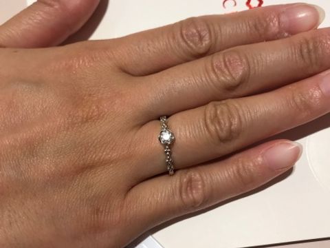 【TRECENTI(トレセンテ)の口コミ】 ダイヤが留まっている部分がお花の形になっており、とてもかわいいです。…