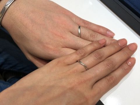 【4℃ BRIDAL(ヨンドシーブライダル)の口コミ】 デザインと指輪の太さが凄く気に入りました。
試着しても指が太く見えず、…