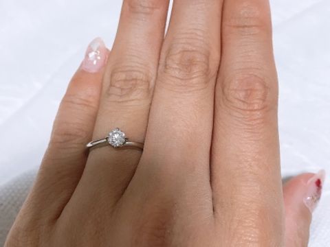 【ラザール ダイヤモンド(LAZARE DIAMOND)の口コミ】 三石か一石かすごく悩んだんですが
彼氏がこの指輪に惚れて選びました。
…