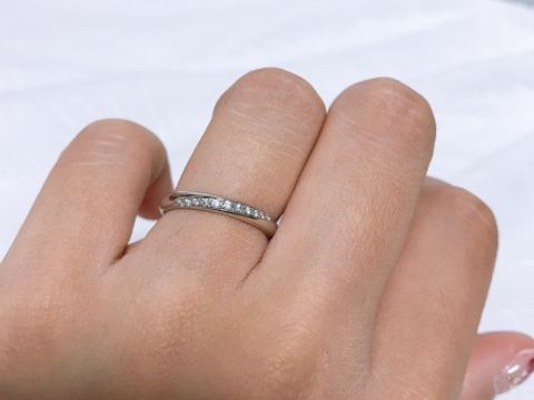 【ラザール ダイヤモンド(LAZARE DIAMOND)の口コミ】 リングはストレートタイプで、石なしよりも石が多い方がいいこと、重ね付…