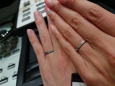 【ラザール ダイヤモンド(LAZARE DIAMOND)の口コミ】 シンプルなデザインですが、中央ミルが綺麗に映え、ペア感が非常に強いで…